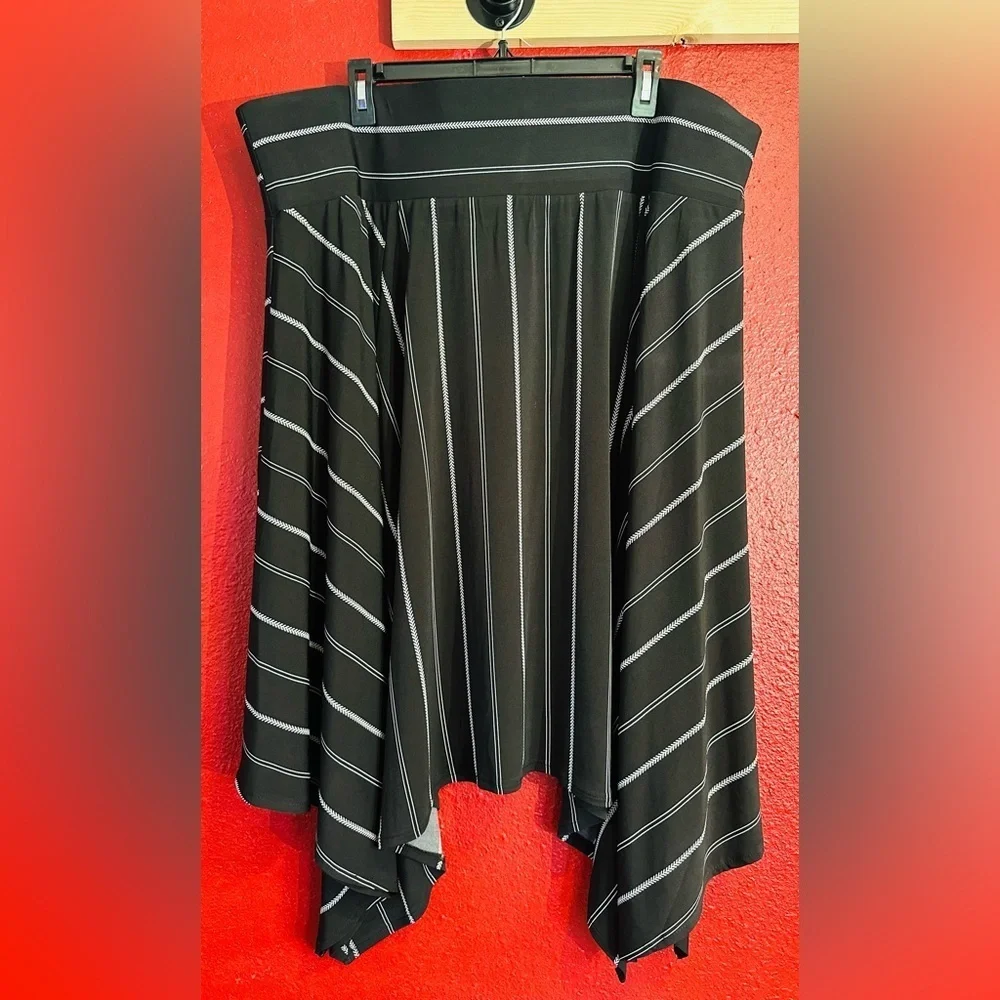 Lane Bryant Women's Black and White Sharkbite Hem Striped Skirt, Sz 22/24 NWT